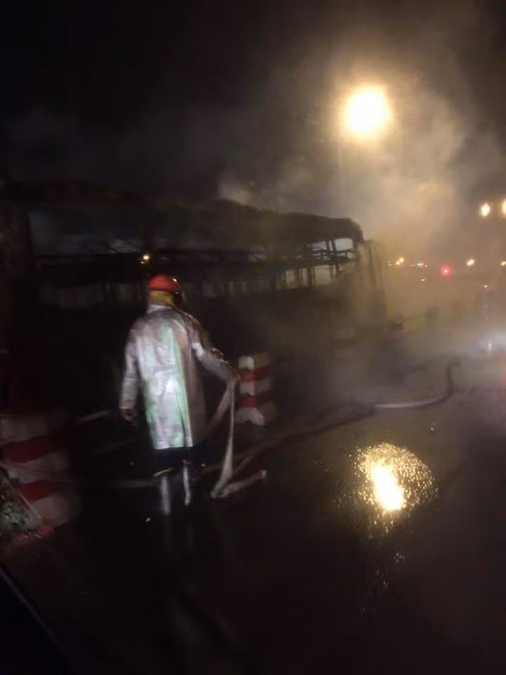 Xe khach 45 cho boc chay khi dang luu thong, khach hoang loan bo chay-Hinh-2