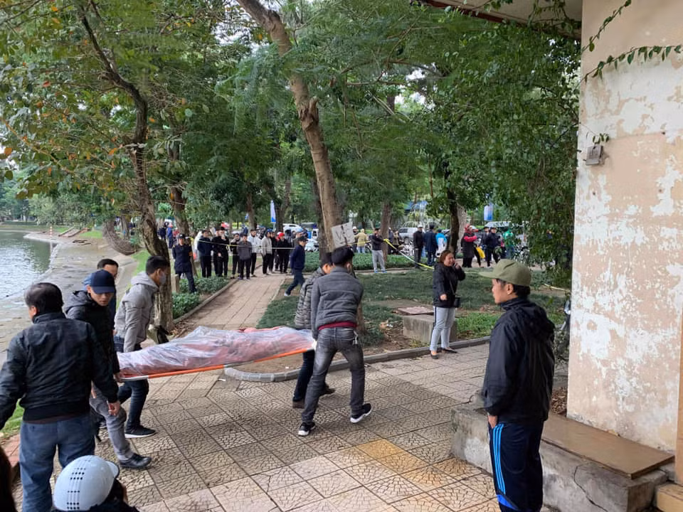 Dang cau ca, ta hoa phat hien xac chet tren ho Thien Quang-Hinh-2