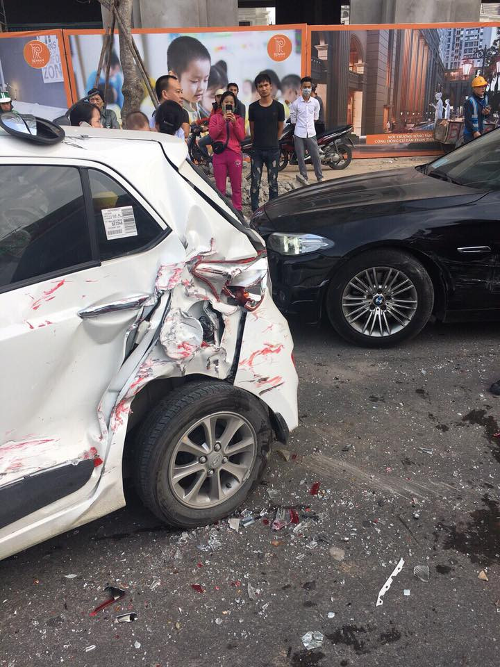 4 o to dam lien hoan tren duong To Huu, Ha Noi