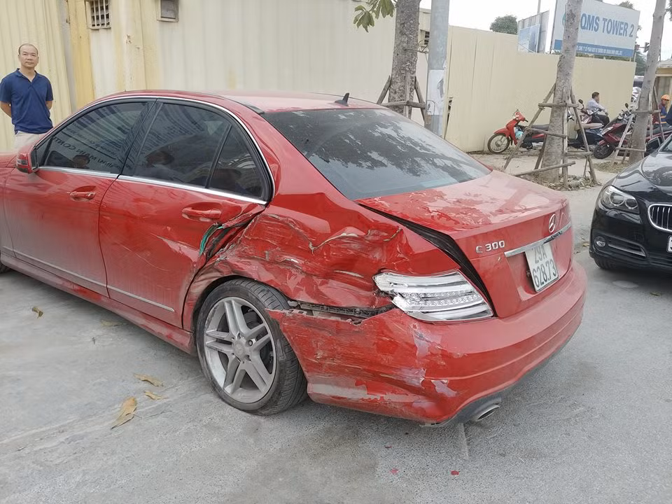 4 o to dam lien hoan tren duong To Huu, Ha Noi-Hinh-3