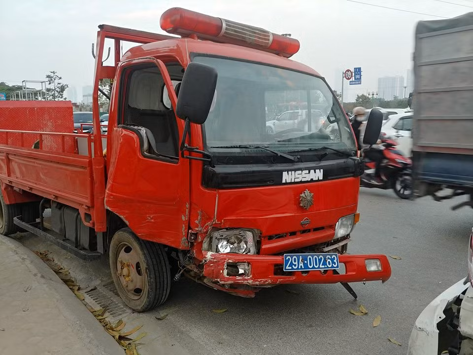 4 o to dam lien hoan tren duong To Huu, Ha Noi-Hinh-2