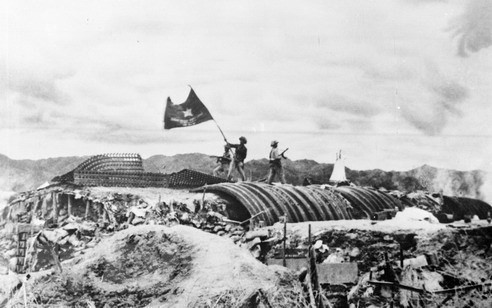 Ngày 7/5/1954, lá cờ Quyết chiến Quyết thắng của Quân đội nhân dân Việt Nam tung bay trên nóc hầm tướng De Casties, chấm dứt cuộc kháng chiến trường kỳ chống thực dân Pháp xâm lược của nhân dân ta. (Ảnh: Tư liệu TTXVN)