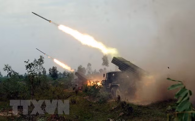 Diễn tập bắn đạn thật tại Lữ đoàn pháo binh 434. (Ảnh: Trọng Đức/TTXVN)