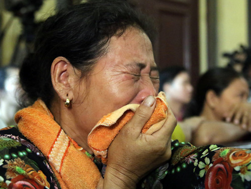 Ngày 7/9/2018, TAND TP HCM đã tuyên phạt Nguyễn Hữu Tình (18, tuổi, quê An Giang) mức án tử hình về tội giết người, 8 năm tù tội cướp tài sản, tổng hình phạt là tử hình. Trong ảnh, người nhà ông Chinh bật khóc khi cáo trạng nêu rõ hành vi mất hết nhân tính của bị cáo.