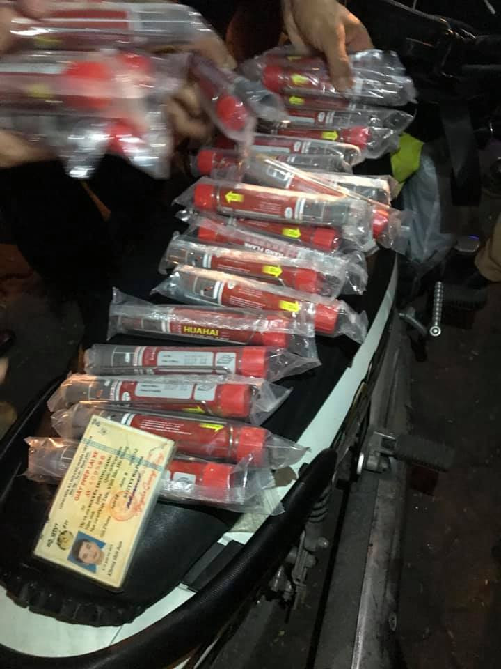 Sau tran Viet Nam - Philippines, cap doi 9X van chuyen phao no tren duong HN-Hinh-2