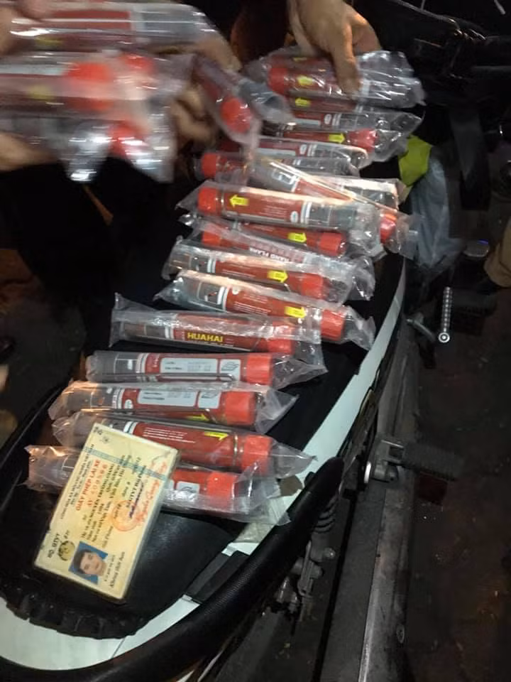 Sau tran Viet Nam - Philippines, cap doi 9X van chuyen phao no tren duong HN-Hinh-2