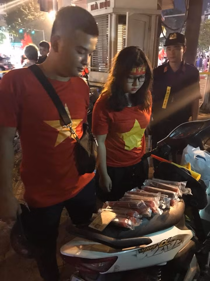 Sau tran Viet Nam - Philippines, cap doi 9X van chuyen phao no tren duong HN