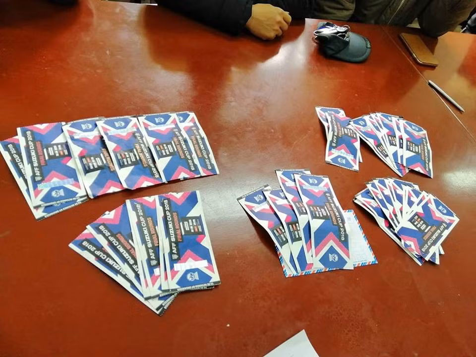 Canh sat “tom” 10 phe ve truoc tran chung ket AFF Cup 2018-Hinh-2