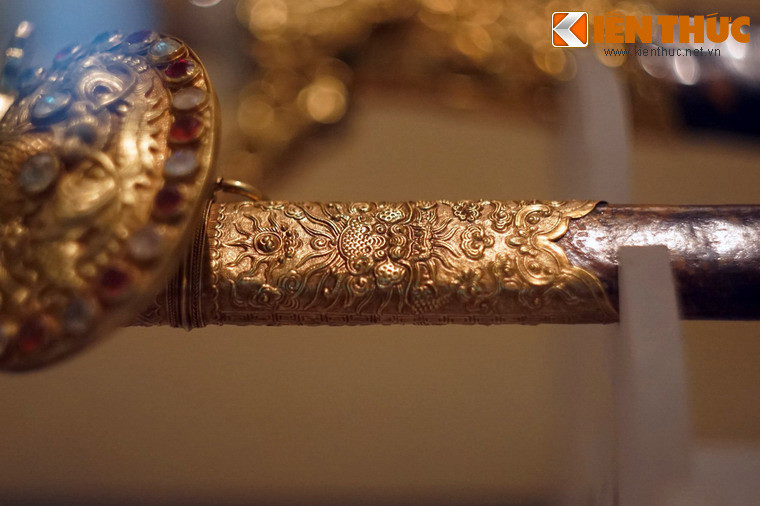 Vỏ kiếm bọc da đồi mồi, phần đầu, cuối và giữa vỏ được bọc vàng.