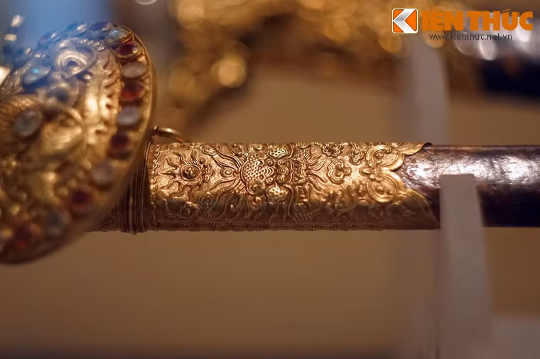 Vỏ kiếm bọc da đồi mồi, phần đầu, cuối và giữa vỏ được bọc vàng.