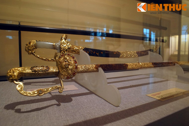Được lưu giữ và trưng bày tại Bảo tàng Lịch sử Quốc gia, An dân bảo kiếm (dưới) là một hiện vật lịch sử đặc biệt của triều đình nhà Nguyễn.