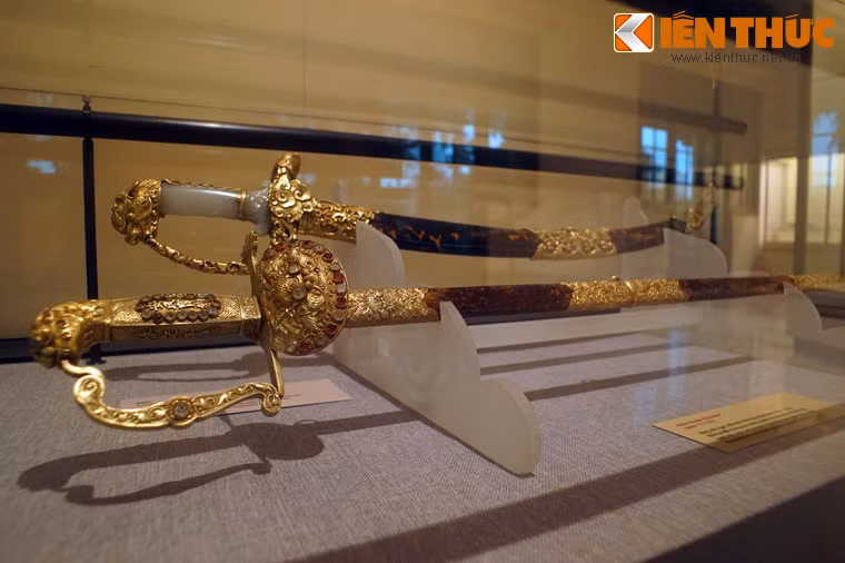 Được lưu giữ và trưng bày tại Bảo tàng Lịch sử Quốc gia, An dân bảo kiếm (dưới) là một hiện vật lịch sử đặc biệt của triều đình nhà Nguyễn.