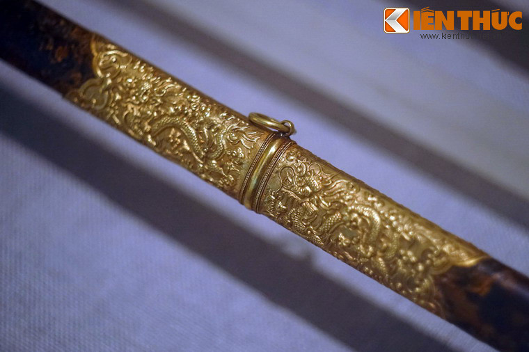 Các phần bọc vàng được chạm khắc hình rồng rất công phu.