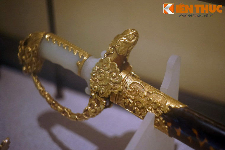 Thanh kiếm này cũng làm bằng sắt, vàng, ngọc, đồi mồi, trọng lượng là 1.250 gram.