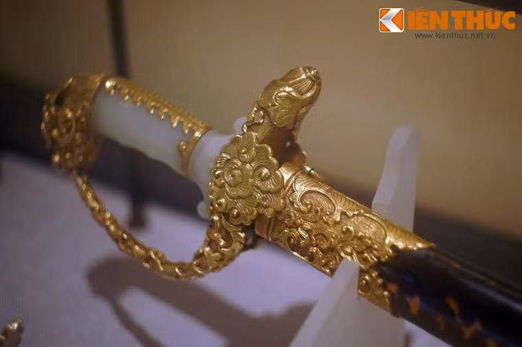 Thanh kiếm này cũng làm bằng sắt, vàng, ngọc, đồi mồi, trọng lượng là 1.250 gram.