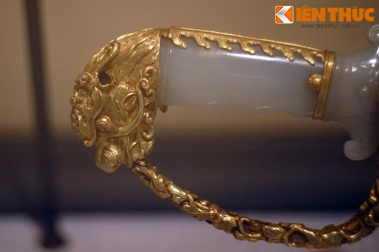 Một số hình ảnh khác về thanh kiếm này.