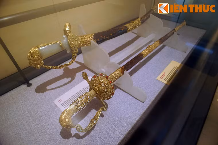 Ngoài An dân bảo kiếm, Bảo tàng Lịch sử Quốc gia còn lưu giữ một thanh kiếm khác được chế tác tinh xảo không kém (trên). Tiếc rằng không có thông tin gì về tên gọi và niên đại của thanh kiếm này được lưu lại.