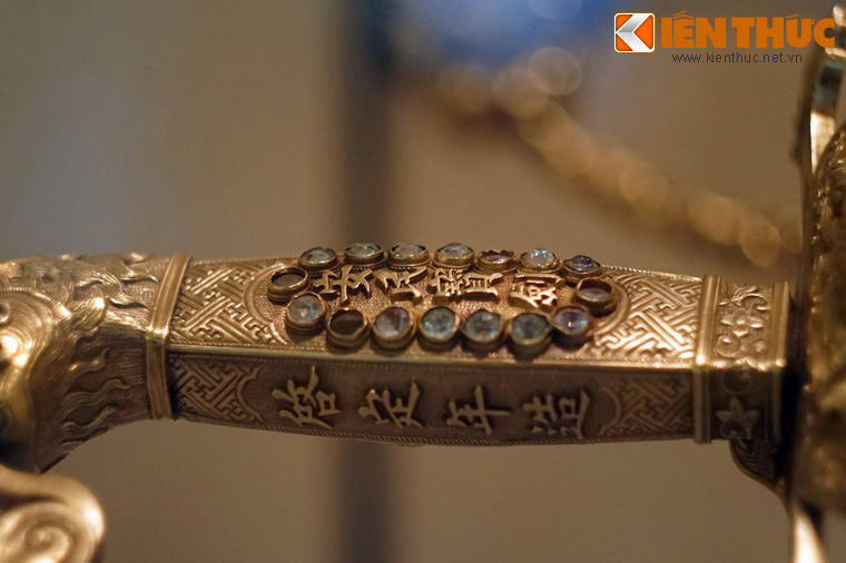 Các dòng chữ Nho trên chuôi kiếm.