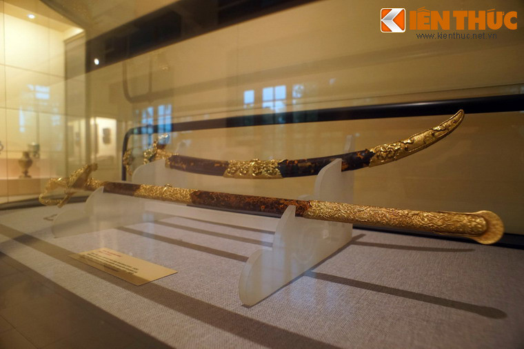 Đây là một thanh kiếm được chế tác vào thời vua Khải Định (1916-1925). Kiếm có chiều dài khoảng 90 cm, trọng lượng 580 gram, làm từ các chất liệt sắt, vàng, ngọc, đồi mồi.