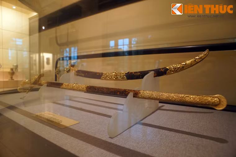 Đây là một thanh kiếm được chế tác vào thời vua Khải Định (1916-1925). Kiếm có chiều dài khoảng 90 cm, trọng lượng 580 gram, làm từ các chất liệt sắt, vàng, ngọc, đồi mồi.