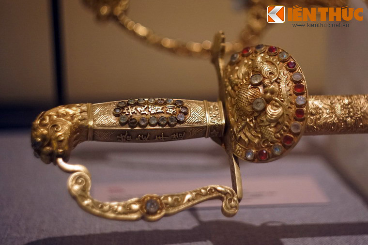 Cây bảo kiếm trăm tuổi được chế tác rất tinh xảo. Nhiều bộ phận dát vàng, nạm ngọc quý.