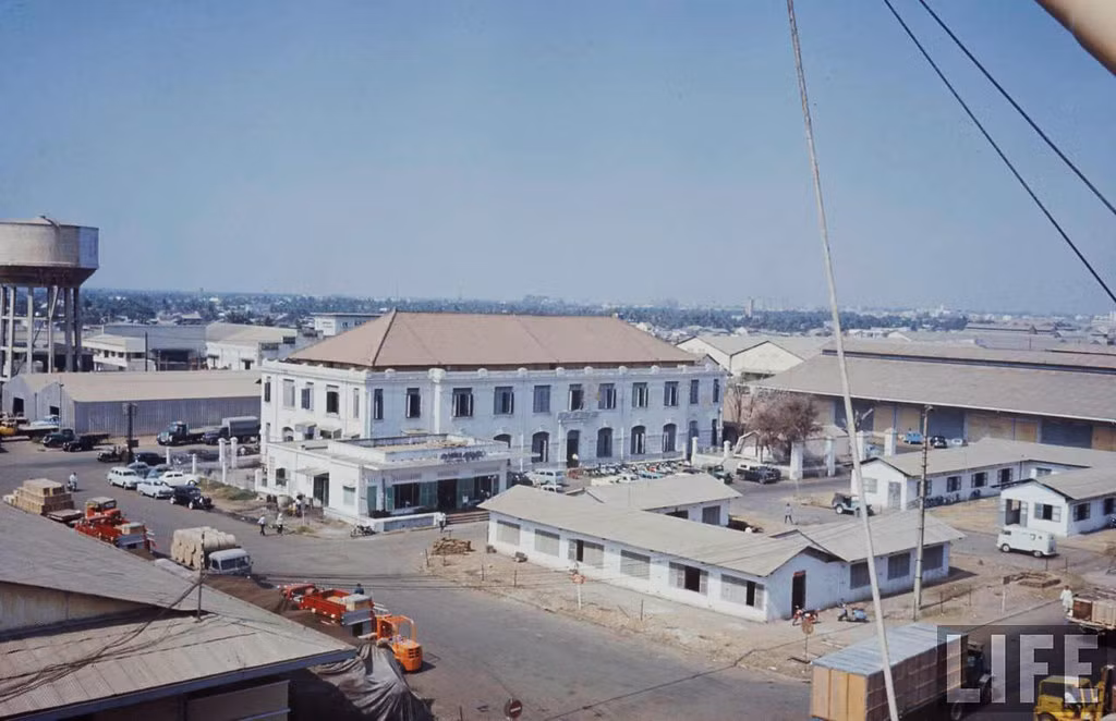 Khu nhà hành chính của cảng.