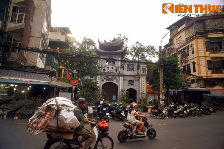 Nhìn từ phía ngoài, chùa Huyền Thiên như bị lấn át bởi cảnh chợ búa tấp nập, huyên náo.