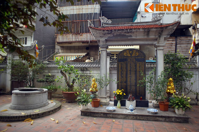 Đất chùa trước đây nằm trên một bán đảo có hình vành khuyên, được bao quanh bởi hồ Tay Ngai, tạo thành thế quy xà hội tụ. Trên bán đảo có hai giếng Tiên rất đẹp.