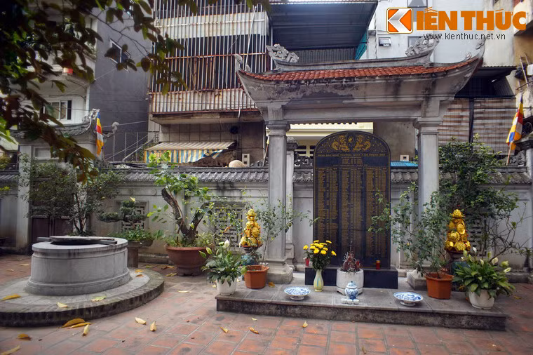 Đất chùa trước đây nằm trên một bán đảo có hình vành khuyên, được bao quanh bởi hồ Tay Ngai, tạo thành thế quy xà hội tụ. Trên bán đảo có hai giếng Tiên rất đẹp.