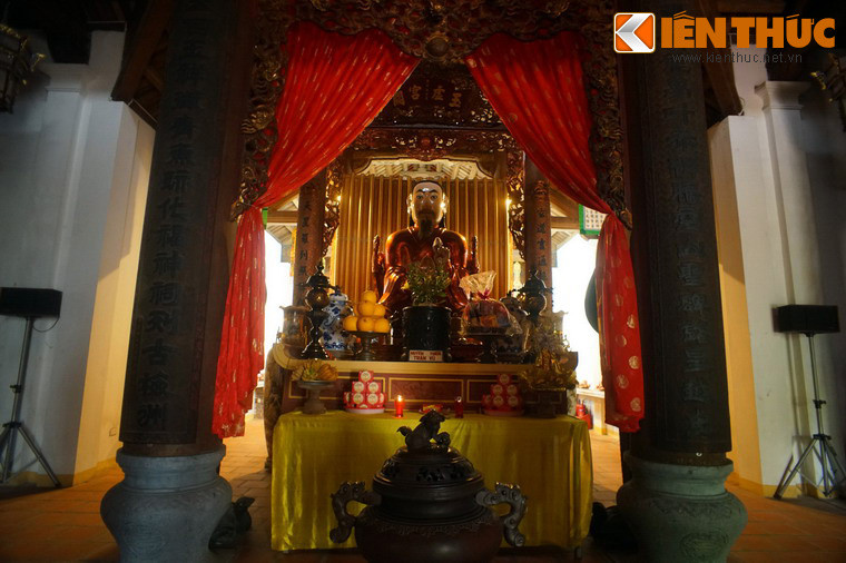 Tục truyền có lần Huyền Thiên đại đế qua đây, thấy cảnh đẹp nên đã dừng lại tắm ở giếng này và phù trợ cho dân trong vùng. Sau đấy, dân lập quán thờ ngài.