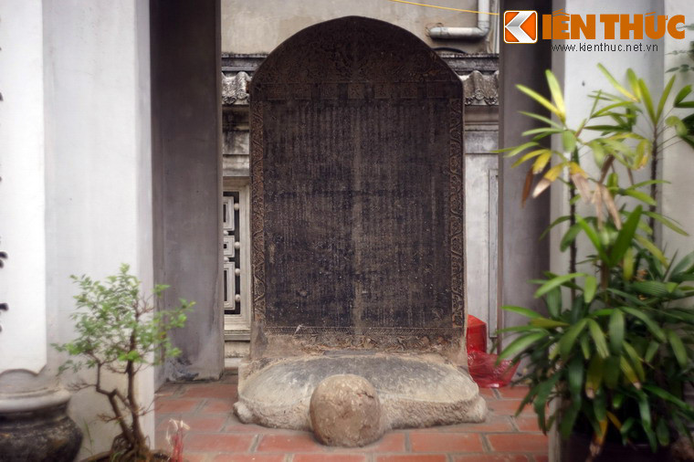 Ngày nay chùa Huyền Thiên còn lưu giữ một hệ thống văn bia đồ sộ với trên 40 văn bia bằng chữ Hán, Nôm và một số văn bia Quốc ngữ chủ yếu được dựng sau năm 1954.