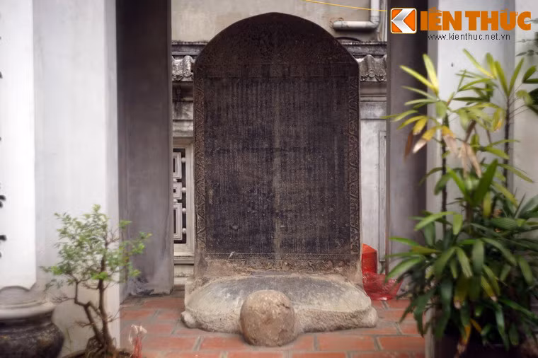 Ngày nay chùa Huyền Thiên còn lưu giữ một hệ thống văn bia đồ sộ với trên 40 văn bia bằng chữ Hán, Nôm và một số văn bia Quốc ngữ chủ yếu được dựng sau năm 1954.