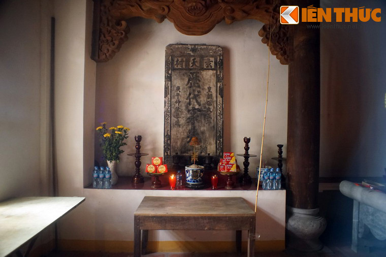 Có thể nói đây là một di tích còn bảo tồn được lượng văn bia lớn bậc nhất ở khu phố cổ Hà Nội.