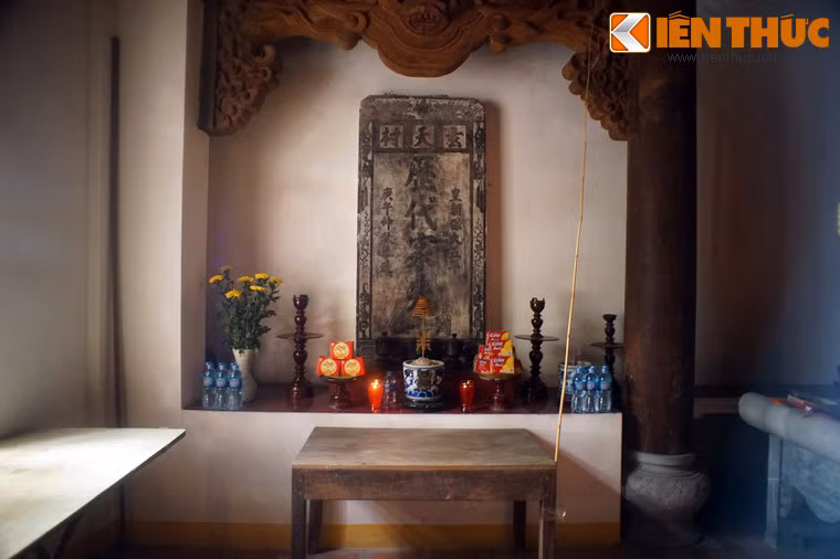 Có thể nói đây là một di tích còn bảo tồn được lượng văn bia lớn bậc nhất ở khu phố cổ Hà Nội.