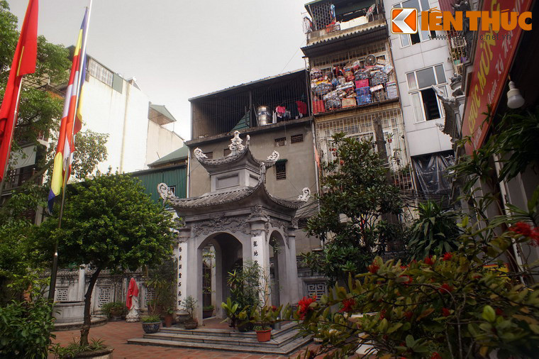 Ngày nay, chùa Huyền Thiên nằm lọt thỏm trong khu dân cư đông đúc và ồn ào của phố cổ.