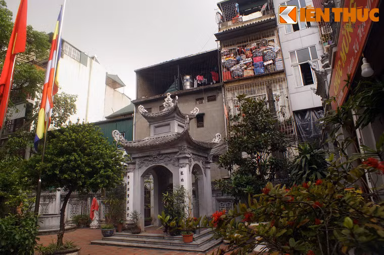 Ngày nay, chùa Huyền Thiên nằm lọt thỏm trong khu dân cư đông đúc và ồn ào của phố cổ.