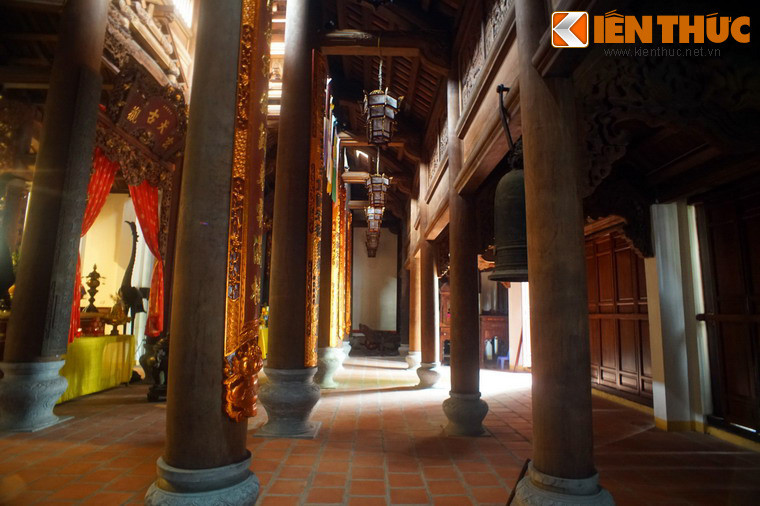 Kiến trúc ban đầu của chùa Huyền Thiên được xác định gồm Tiền đường - Thiêu hương - Thượng điện, Hậu đường và hành lang hai bên trái, phải, cùng gác chuông, tam quan. Quần thể kiến trúc này tương tự các ngôi chùa lớn thời Lý - Trần.