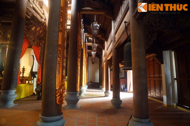 Kiến trúc ban đầu của chùa Huyền Thiên được xác định gồm Tiền đường - Thiêu hương - Thượng điện, Hậu đường và hành lang hai bên trái, phải, cùng gác chuông, tam quan. Quần thể kiến trúc này tương tự các ngôi chùa lớn thời Lý - Trần.