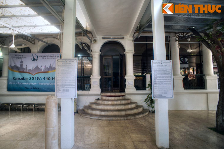 Không gian bên trong thánh đường thoáng đãng với những hàng cột trắng chạy dọc hai dãy hành lang dẫn đường cho các tín đồ vào phòng làm lễ.