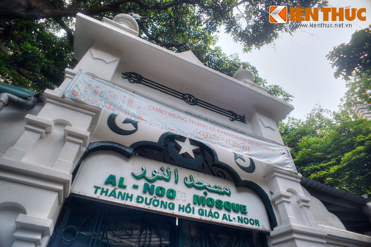 Để đáp ứng nhu cầu tôn giáo, năm 1885, nhóm cộng đồng Hồi giáo người Ấn từ Bombay (nay là thành phố Mumbai, Ấn Độ) đã quyên tiền để dựng thánh đường Hồi giáo Al Noor. Al Noor trong tiểng Ả Rập nghĩa là Soi Sáng.