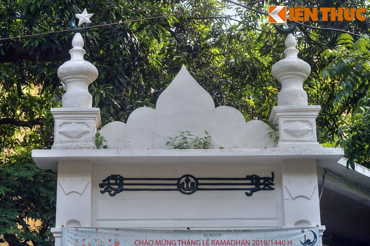 Các công trình của thánh đường được sơn màu trắng – màu của ánh sáng – phù hợp với tên gọi thánh đường Soi Sáng.