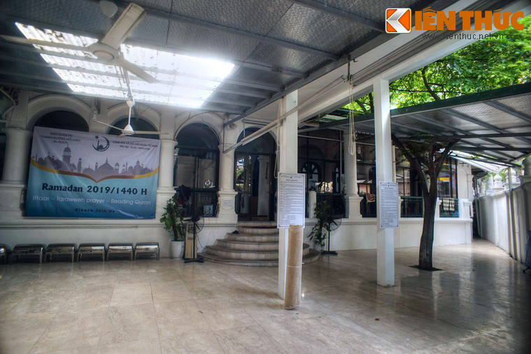 Khuôn viên thánh đường Al Noor rộng khoảng 700 m2, quy mô khá lớn so với các công trình khác trong phố cổ, nhưng lại khiêm nhường nếu so với phần lớn các thánh đường Hồi giáo khác ở Việt Nam.