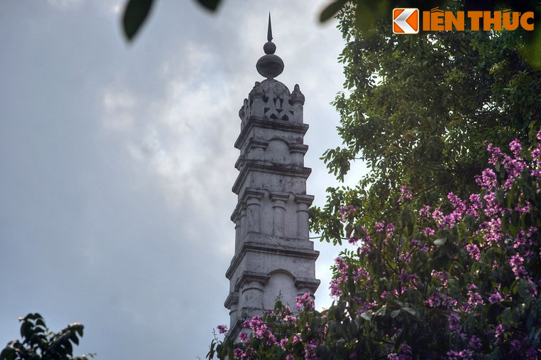 Mỗi chi tiết kiến trúc của thánh đường mang những dấu ấn đặc trưng của văn hóa Hồi giáo Ấn Độ, thể hiện qua mái vòm, cửa vòm, đặc biệt là tòa tháp nhọn cao vút.