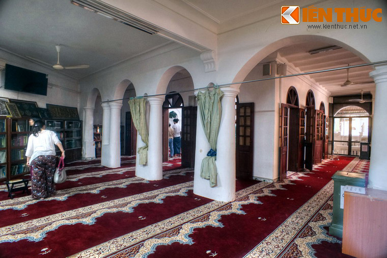 Hàng tuần, thánh đường mở cửa đón các tín đồ đến hành lễ một lần vào ngày thứ sáu.