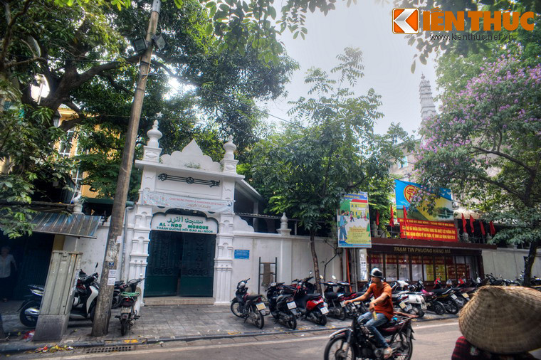 Tọa lạc tại số 12 phố Hàng Lược, giữa trung tâm khu phố cổ Hà Nội, thánh đường Al Noor là thánh đường Hồi giáo duy nhất của Hà Nội cũng như toàn miền Bắc.