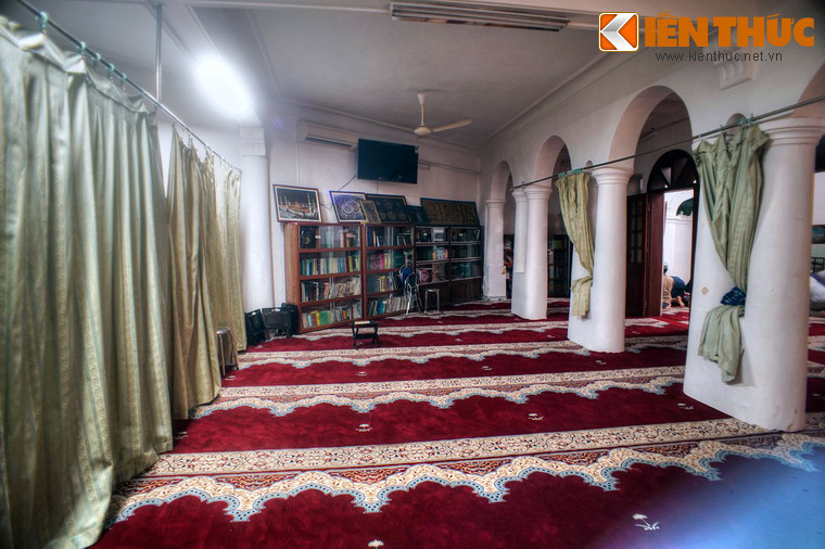 Người theo đạo Hồi không khuyến khích phụ nữ đến thánh đường, nhưng thánh đường Al Noor vẫn bố trí một phòng hành lễ cho phụ nữ, cách biệt bởi những tấm vải lớn tạo không gian riêng biệt.