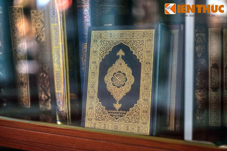 Thánh đường có một bộ sưu tập phong phú các loại kinh sách, tranh ảnh được đưa đến từ các nước Hồi giáo.