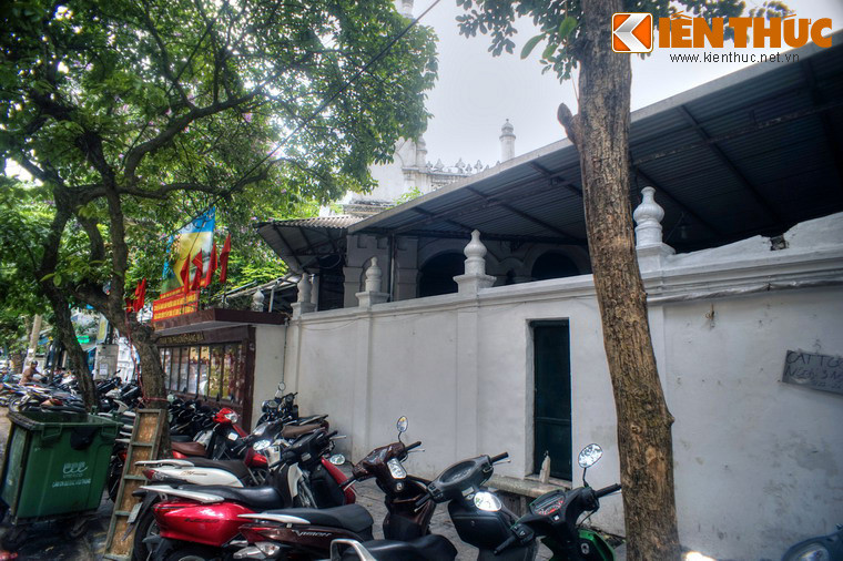 Với lịch sử gần 130 năm, thánh đường Al Noor cũng đã trải qua nhiều thăng trầm cùng lịch sử của Hà Nội. Thánh đường từng phải đóng cửa những năm đế quốc Mỹ đánh phá Hà Nội, nhưng may mắn không bị tàn phá bởi đạn bom.