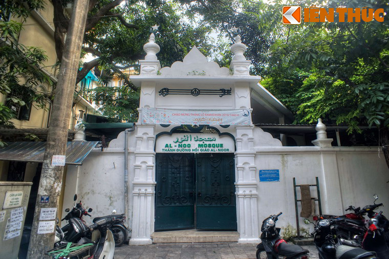 Ngược dòng lịch sử, đầu thế kỷ 19, các thương gia từ Ấn Độ và các nước Trung Đông đã đến miền Bắc Việt Nam để mua bán vải vóc và trao đổi tiền tệ. Tại Hà Nội, nhóm người này sống tập trung ở khu Hàng Đào (Hoàn Kiếm, Hà Nội).