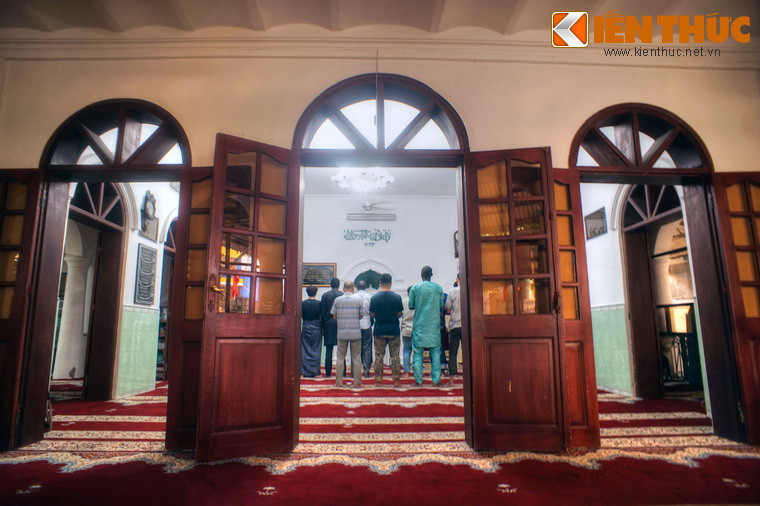 Phòng lễ chính nằm ở trung tâm thánh đường, có ba mặt được bao quanh bởi những vòm cửa cao rộng, tạo cảm giác căn phòng không bị ngăn cách với không gian tổng thể của thánh đường.